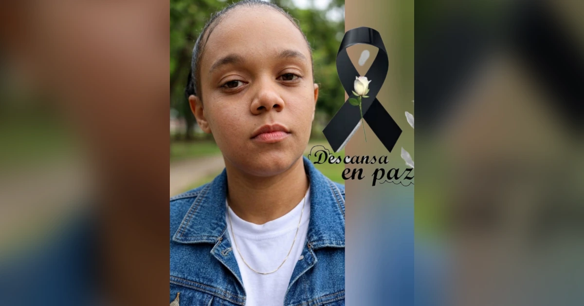Portrait of a young person in a denim jacket beside a black memorial ribbon, a white rose, and the words 'Descansa en paz' (Rest in peace).