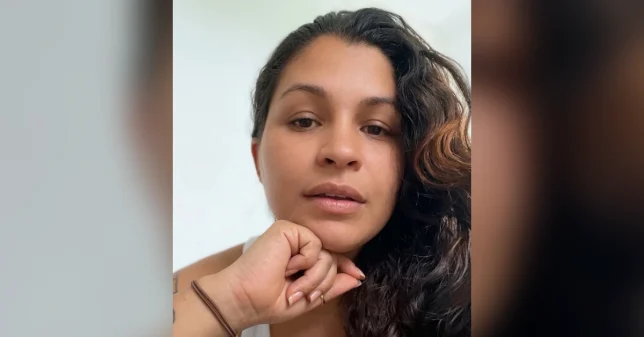 Mujer que protagonizo incidente viral enfrenta policias