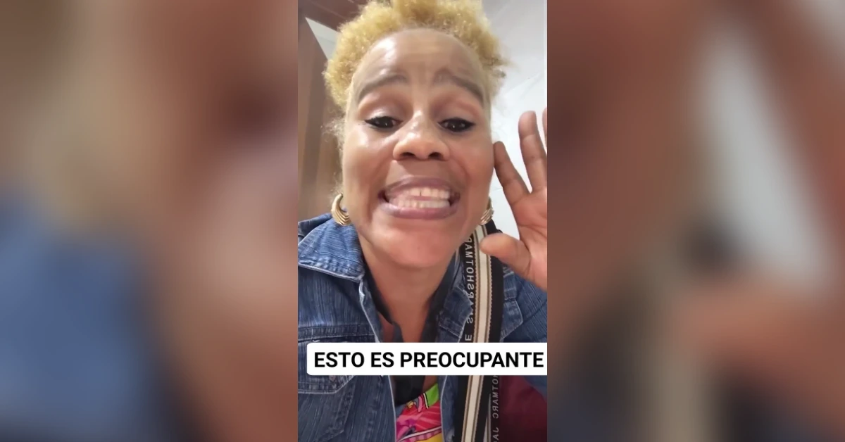 Mujer de cabello rizado rubio con chaqueta jean, expresión preocupada; texto en pantalla: 'ESTO ES PREOCUPANTE'