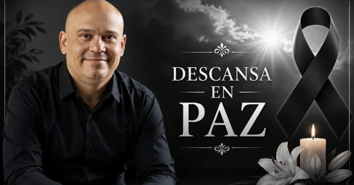 Tribute banner with a smiling man, a black ribbon, candle, and lilies, reading 'Descansa en Paz' (Rest in Peace).
