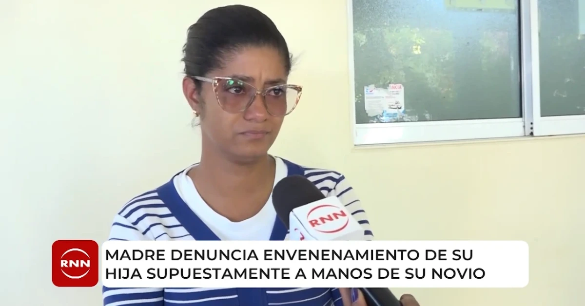 Mujer siendo entrevistada por un reportero de RNN; cartel informativo dice que denuncia envenenamiento de su hija por su novio.