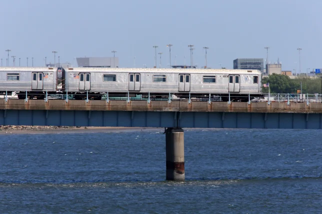 Adolescente resulta gravemente herida al viajar sobre un tren del metro en Queens