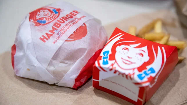 Mujer demanda a Wendy’s en Chicago tras enfermarse y acumular más de $93,000 en facturas médicas