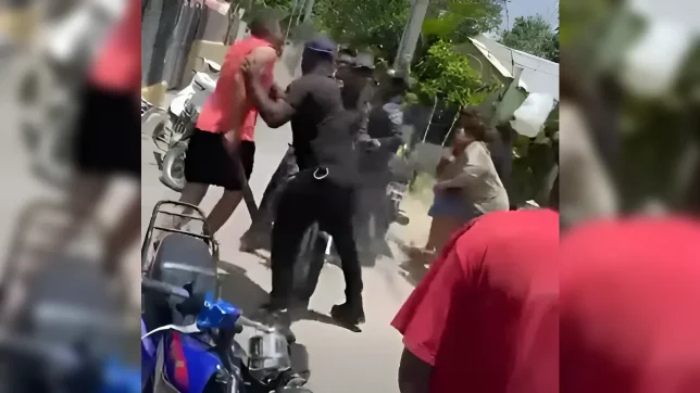 Se produce incidente tenso entre comunidad y policías durante traslado policial