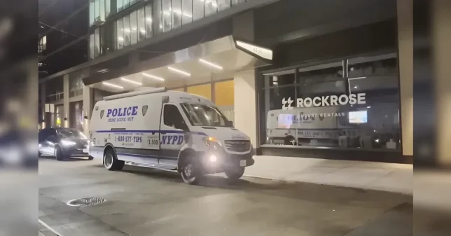 Hombre fallece tras incidente en edificio de Queens