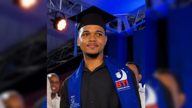 Betty Gerónimo regala yipeta a estudiante con mayor índice