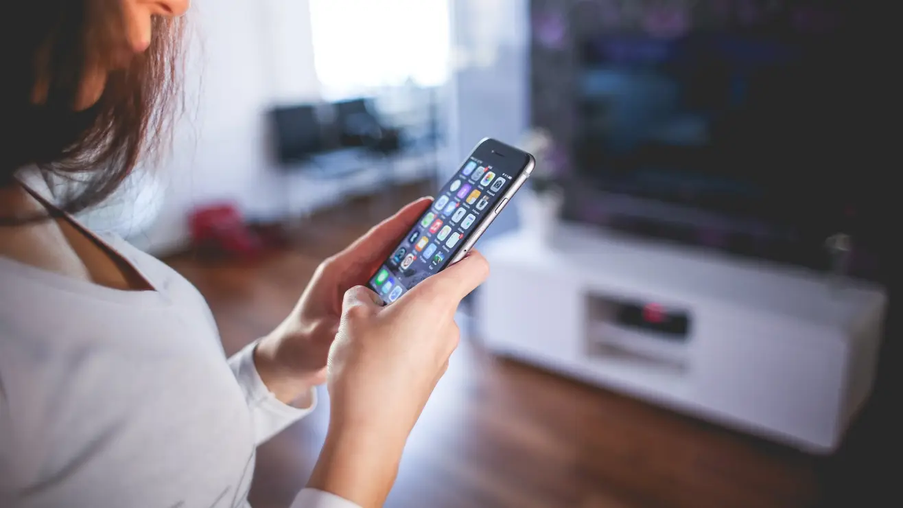 Celular conectado a un televisor para duplicar la pantalla