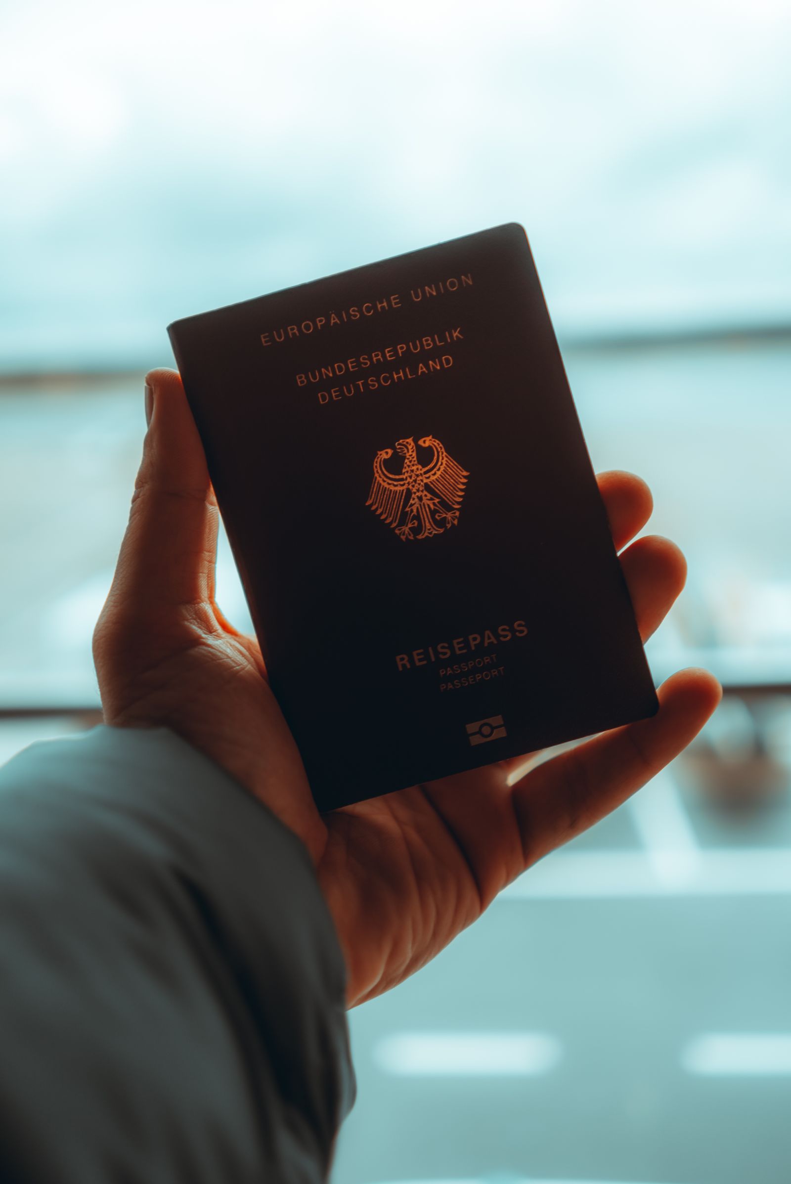 Documentos y pasaporte utilizados en un proceso de viaje