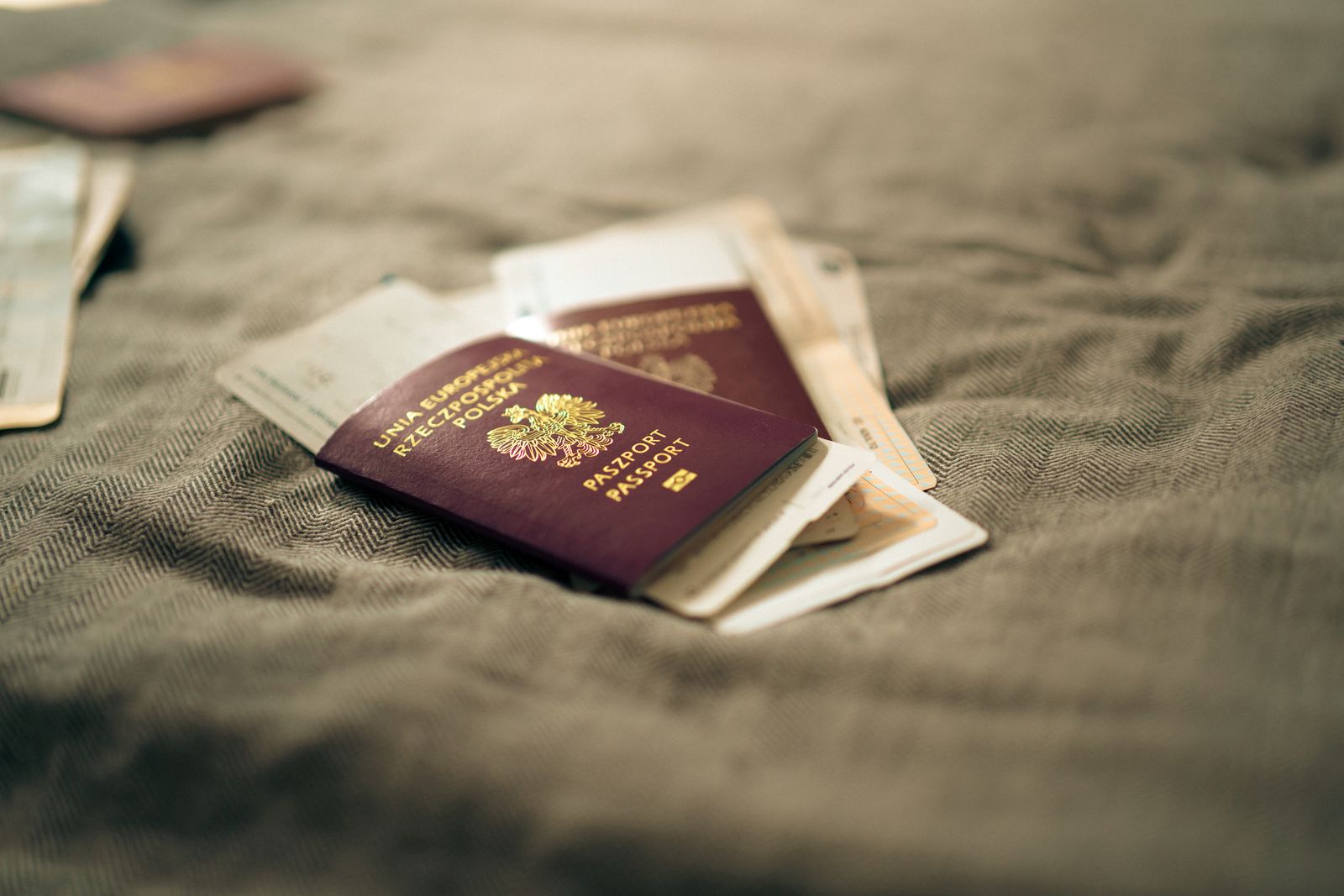 Pasaporte junto a formularios y documentos de viaje