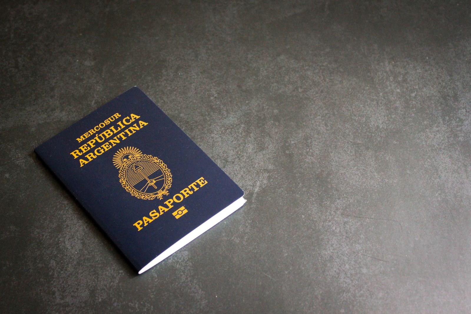 Pasaporte y documentos de viaje preparados para un trámite migratorio
