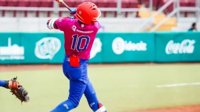 Dirigente de PR revisa el bate de Isaac Brito y su respuesta sorprende