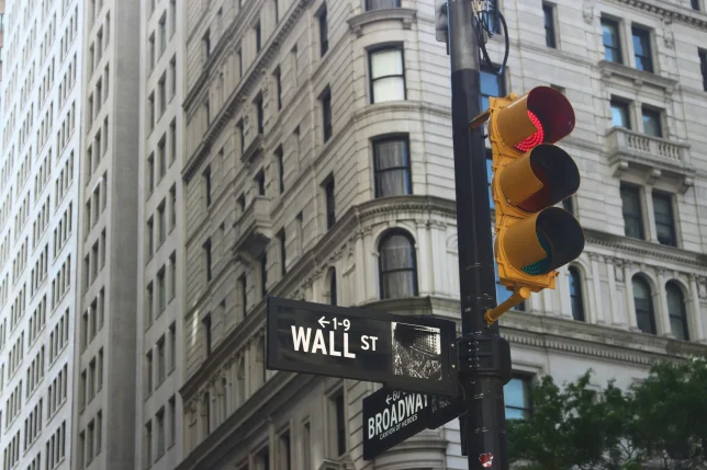 Wall Street experimenta una fuerte caída ante dudas sobre la IA y las tasas de interés