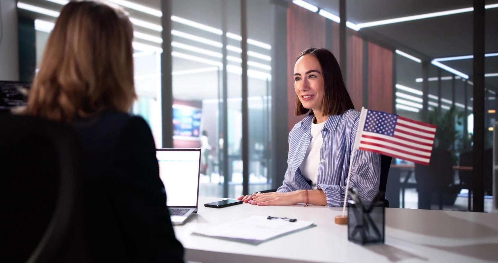 Persona preparándose para una entrevista migratoria — portada