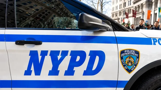 Investigan hallazgo de mujer en residencia de Queens
