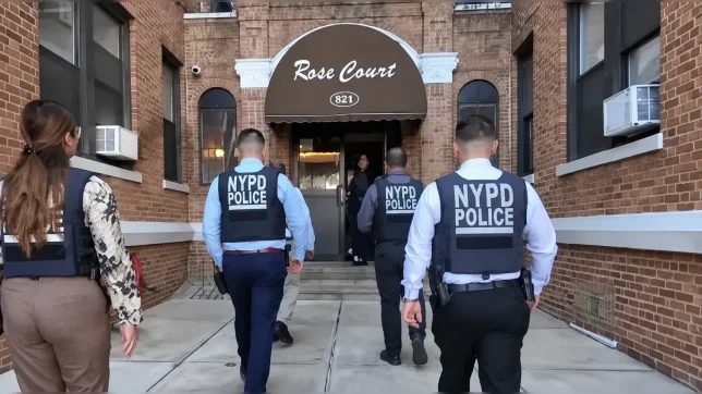 Policía investiga hallazgo de mujer en apartamento de Brooklyn