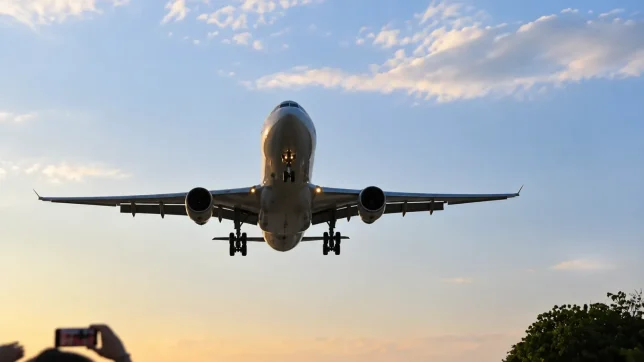 Avión de Sepehran Airlines aterriza de emergencia en Mashhad