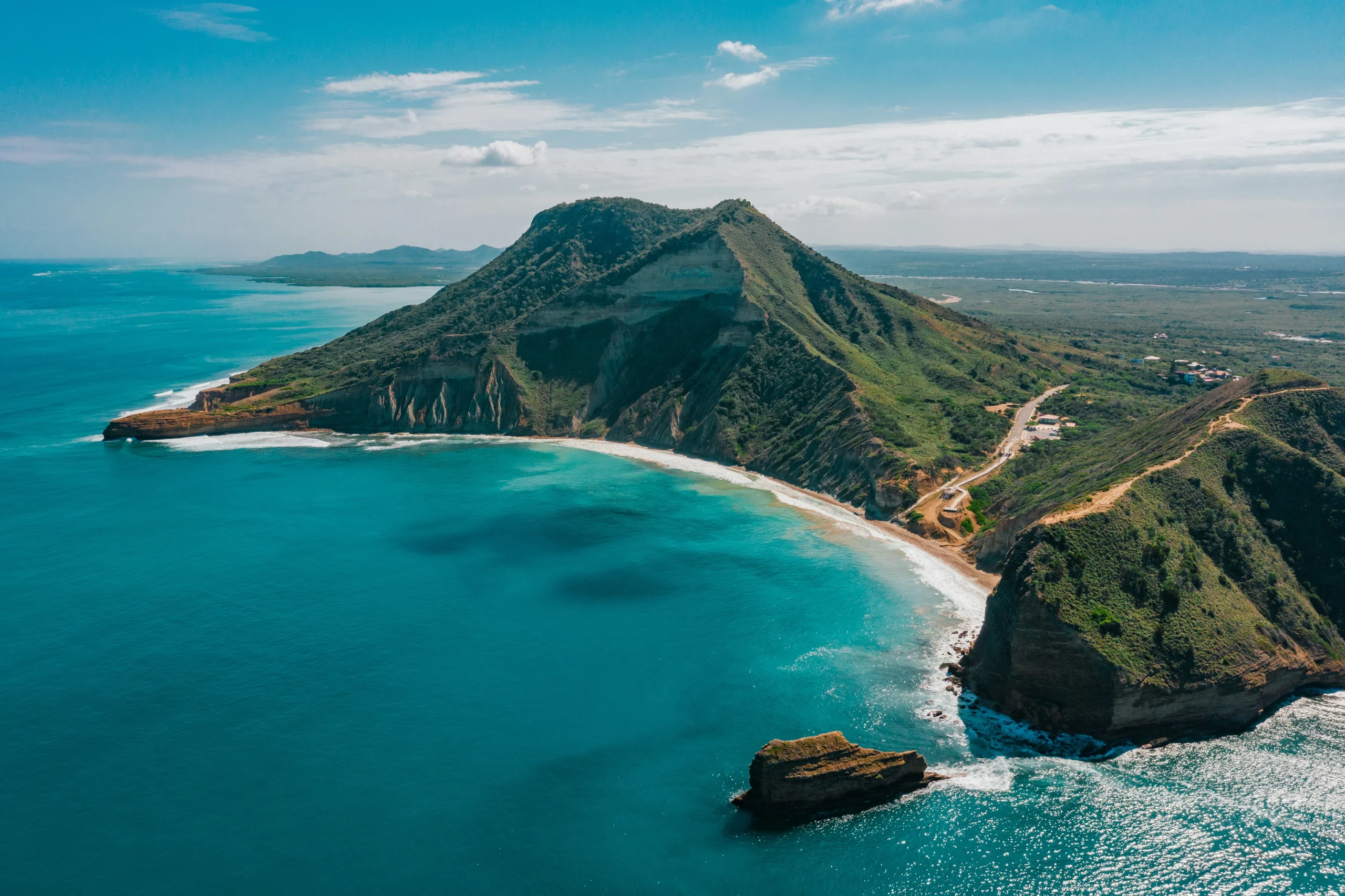 Viaje responsable por los paisajes costeros de Montecristi — portada