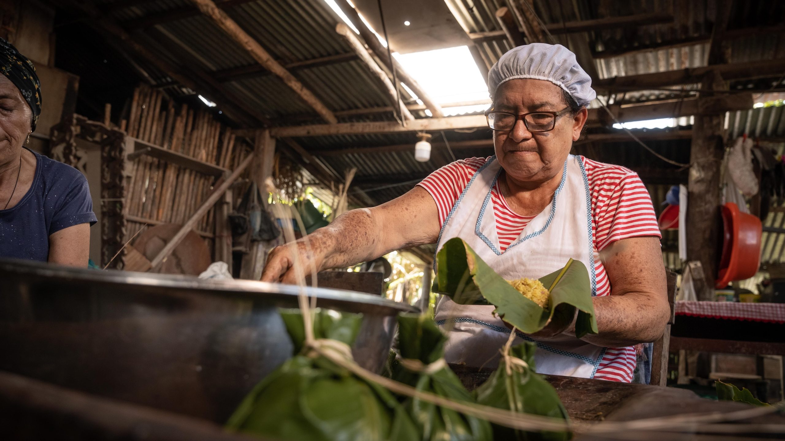 Preparación de comida tradicional envuelta en hojas
