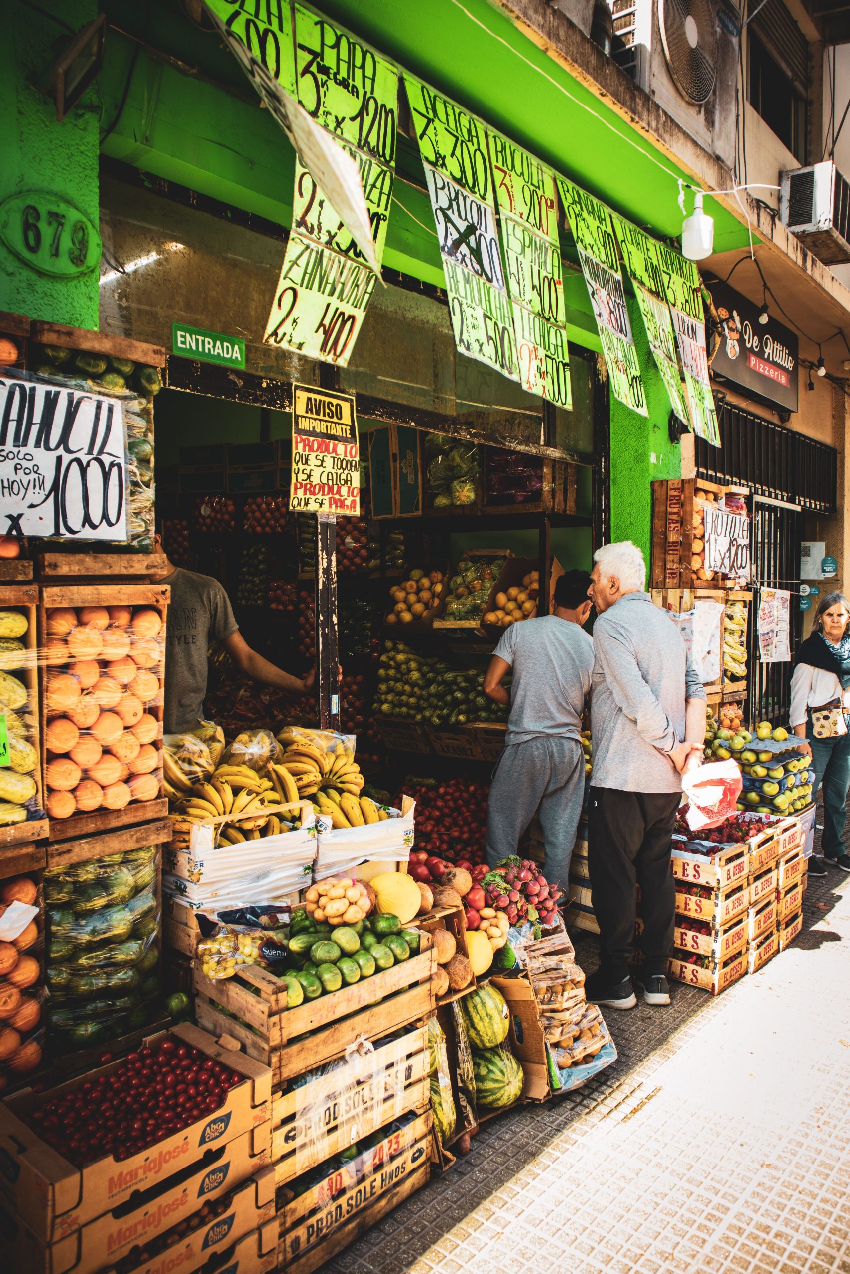 Frutas exhibidas frente a un mercado latino