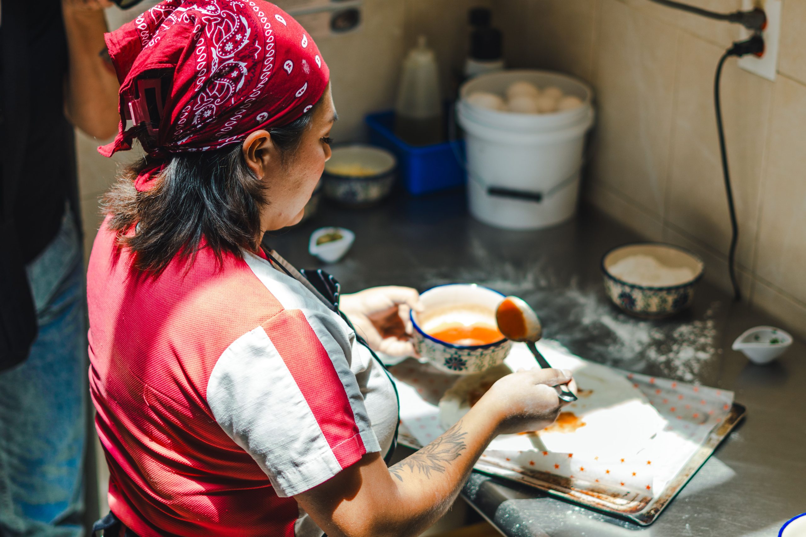 Mujer preparando alimentos en una cocina