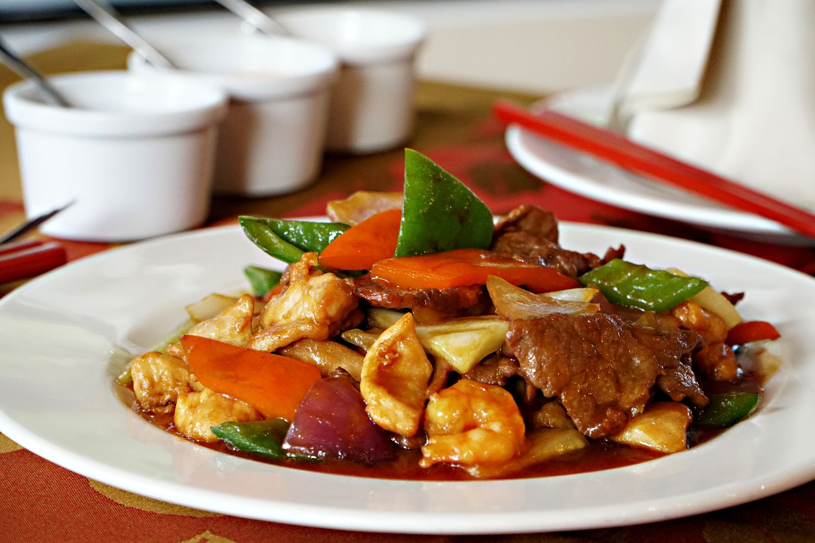 Lomo saltado peruano con carne y vegetales