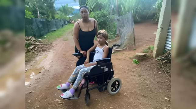 Familia de niña en silla de ruedas enfrenta desafíos en Villa Altagracia