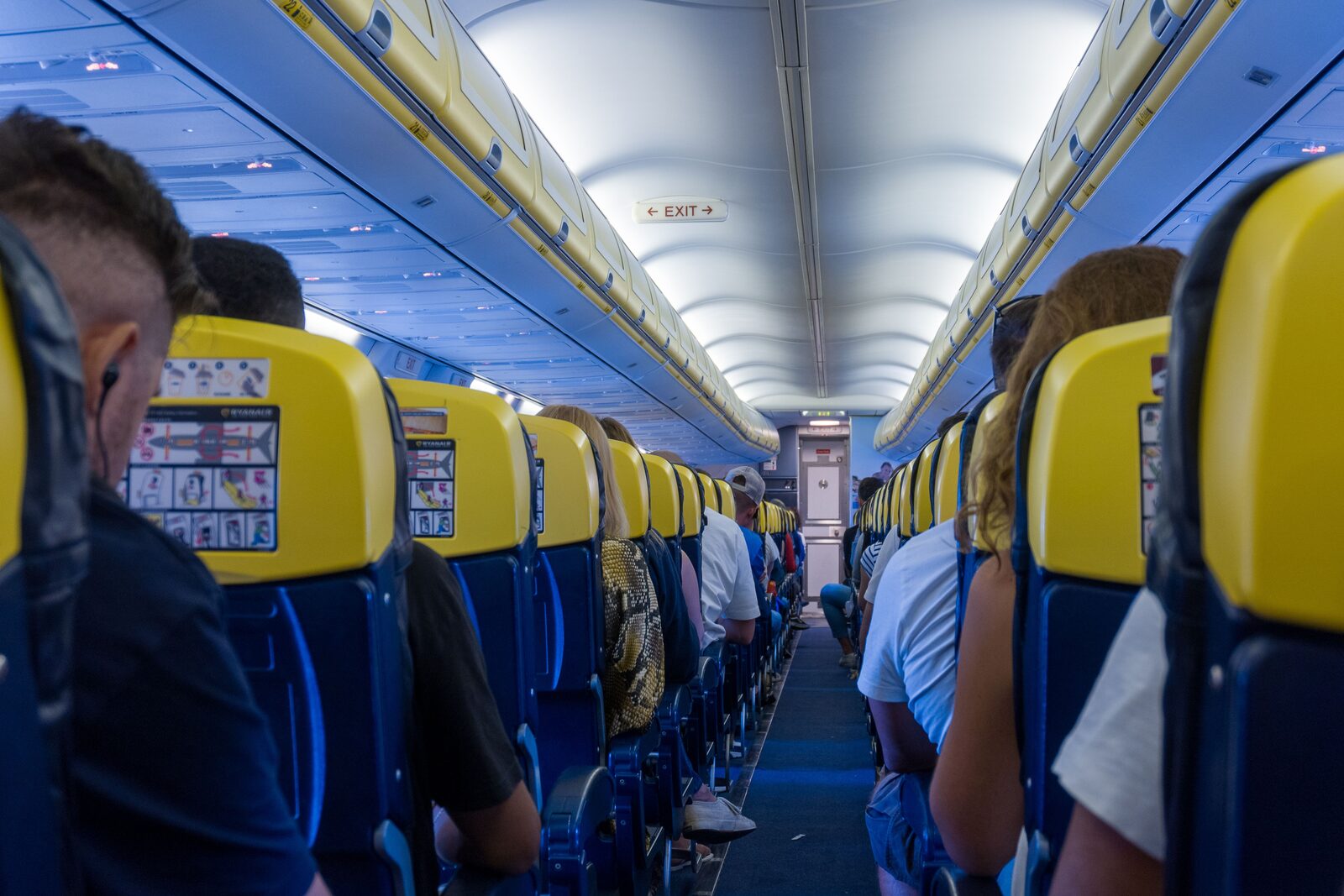 Interior de una cabina de pasajeros con filas de asientos