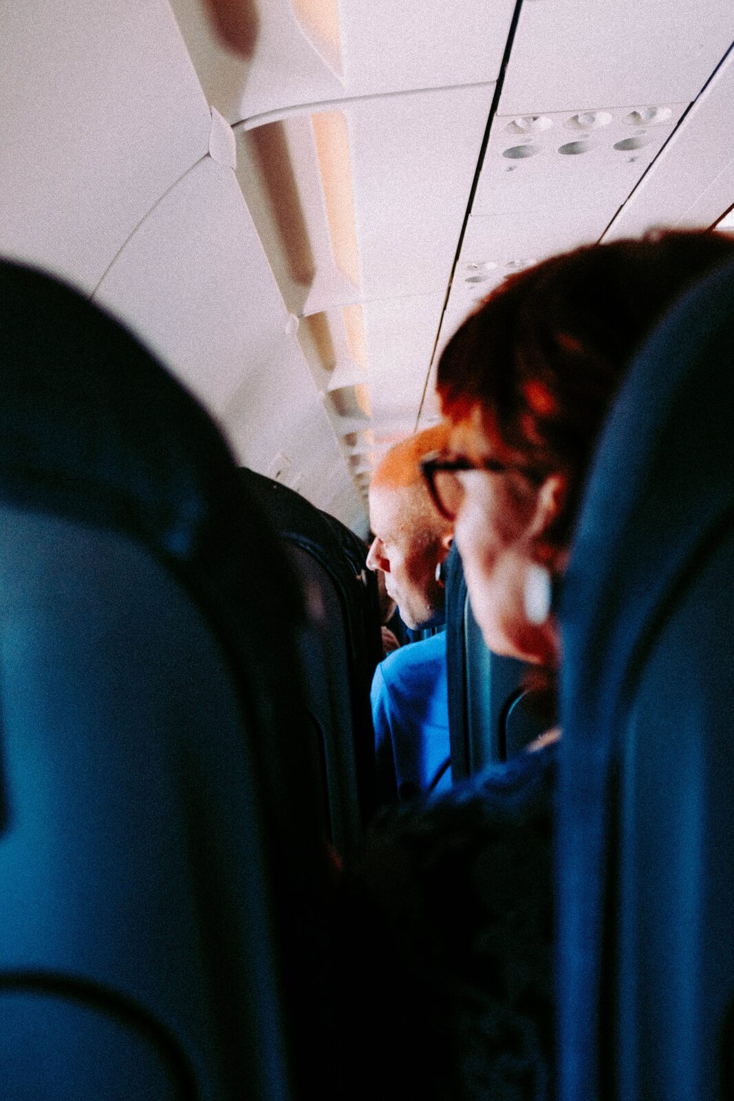 Fila de asientos dentro de la cabina de un avión
