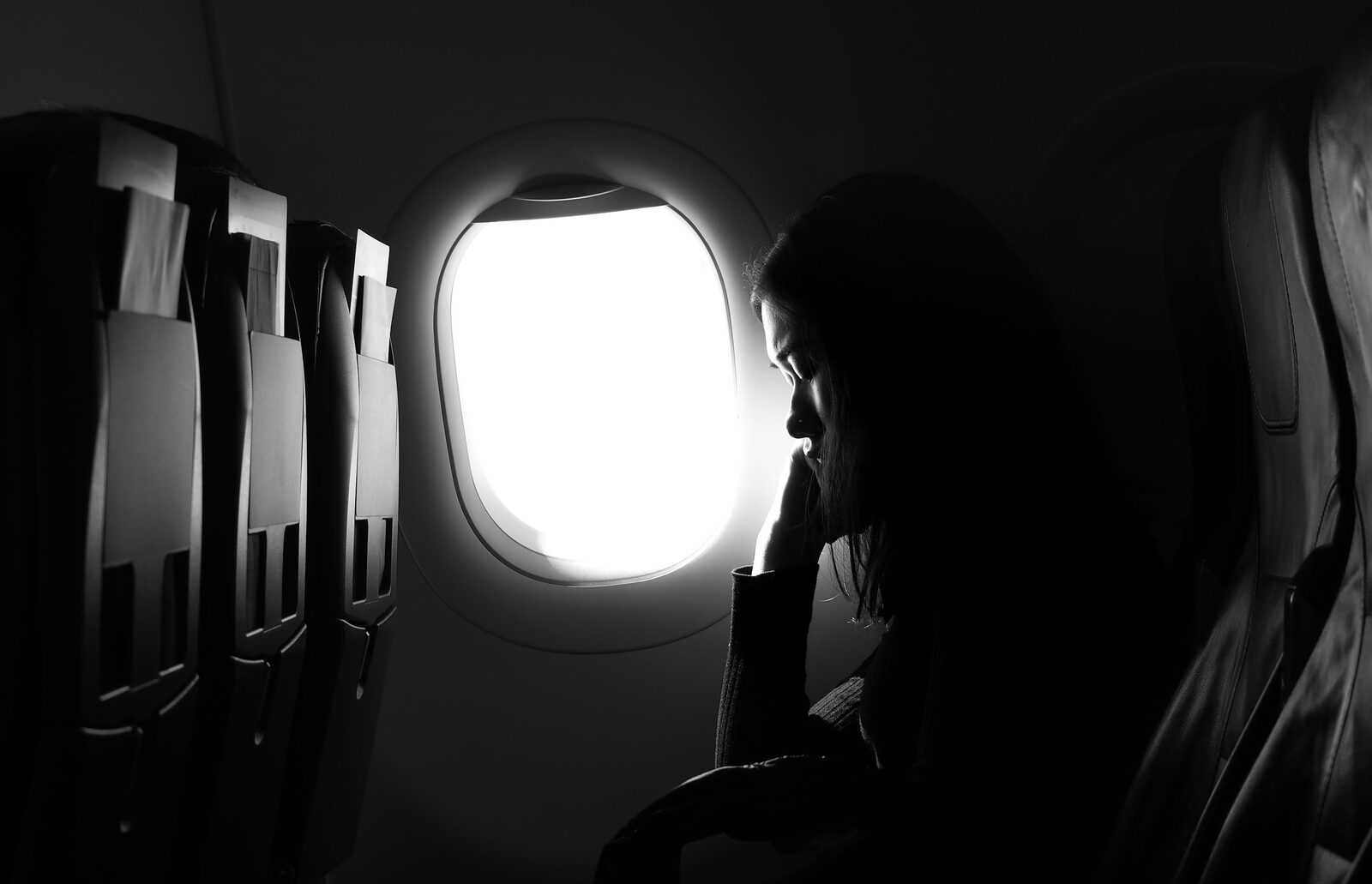 Pasajera sentada junto a la ventana de un avión